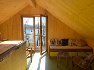 a bedroom in a wooden cabin with a bed and a window at Ferienhaus Andadoana in Kelheim