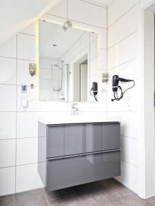 a bathroom with a sink and a mirror at Herings Kajüte in Greetsiel