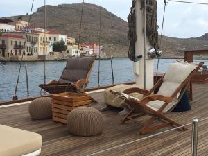eine Terrasse mit zwei Stühlen und zwei Stühlen auf einem Boot in der Unterkunft AsterixYacht-navigate to Greece,Turkey and so more in Marmaris