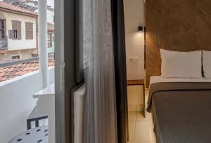 A bed or beds in a room at The Easy Rooms Verandah