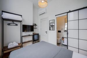 A bed or beds in a room at The Easy Rooms Verandah