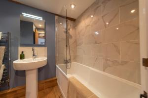 ein Badezimmer mit Waschbecken, Dusche und Toilette in der Unterkunft Rosehill Barn -a tranquil rural barn conversion in Barnstaple + 13 Fotos