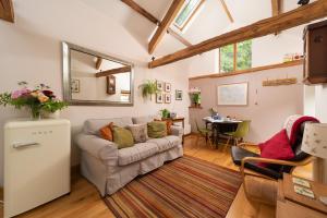ein Wohnzimmer mit Sofa und Tisch in der Unterkunft Rosehill Barn -a tranquil rural barn conversion in Barnstaple