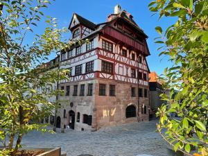 an old building with a tower on top of it at Altstadtoase an der Marientormauer in Nuremberg