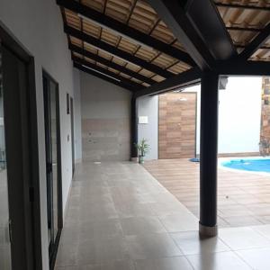 an empty room with a swimming pool in a building at Casa de lazer km eventos in Uberaba
