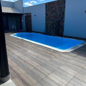 a large blue swimming pool on top of a house at km eventos e Hospedagem in Uberaba +2 photos