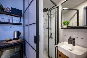 uma casa de banho com um lavatório e um chuveiro em The Easy Rooms Verandah em Antalya