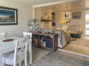 圓石鎮的住宿－Cottage 170 - Roundstone，一间卧室配有一张床、一张桌子和一张书桌