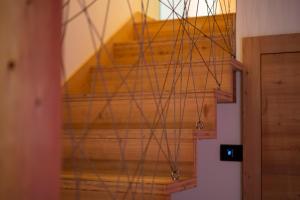 Zimmer mit einer Treppe und Drähten an der Decke in der Unterkunft Casera Pian Grand Wellness Lodge in Chies dʼAlpago