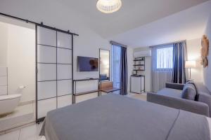A bed or beds in a room at The Easy Rooms Verandah