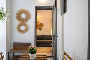 A seating area at The Easy Rooms Verandah