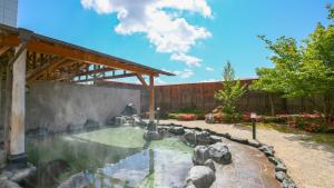 un estanque en un jardín con patos. en Ooedo Onsen Monogatari Aizu, en Aizuwakamatsu