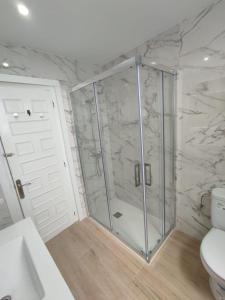 a shower stall in a bathroom with a toilet at MIMOSAS VISTAS in Miami Platja