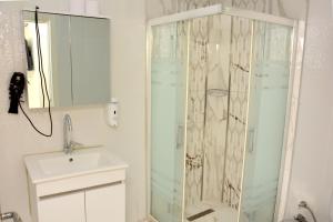 un bagno con doccia e lavandino di palmiye suıt otel a Istanbul Altre 67 foto