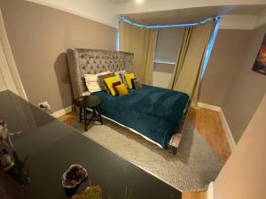 Een bed of bedden in een kamer bij Comfortable 3 Bedroom House with Garden and Parking – Sleeps up to 6
