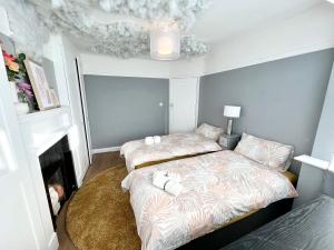 Een bed of bedden in een kamer bij Comfortable 3 Bedroom House with Garden and Parking – Sleeps up to 6
