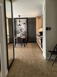 Kuchyňa alebo kuchynka v ubytovaní Apartament I Młyny Gdańskie blisko centrum