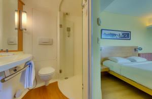 ibis Bengaluru Outer Ring Road的一间浴室
