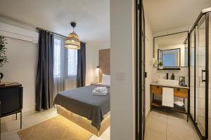 A bed or beds in a room at The Easy Rooms Verandah