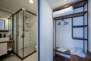 A bathroom at The Easy Rooms Verandah