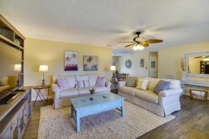 uma sala de estar com dois sofás e uma mesa em Fort Pierce Vacation Rental Walk to Beach and Jetty em Fort Pierce