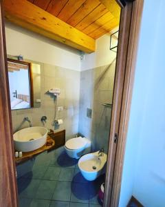 La salle de bains est pourvue de 2 toilettes, d'une baignoire et d'un lavabo. dans l'établissement Residenza Matilde, à Fiumefreddo Bruzio