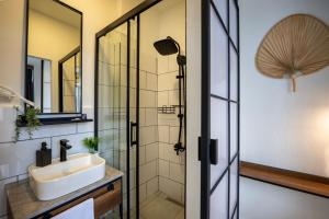A bathroom at The Easy Rooms Verandah