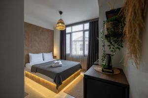 A bed or beds in a room at The Easy Rooms Verandah