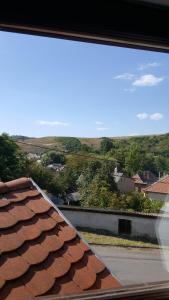 uma vista para um telhado com vista para uma cidade em Visnyó Vendégház em Nagyvisnyó