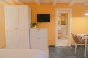 Telewizja i/lub zestaw kina domowego w obiekcie Apartments Galatea with garage parking