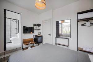 A bed or beds in a room at The Easy Rooms Verandah