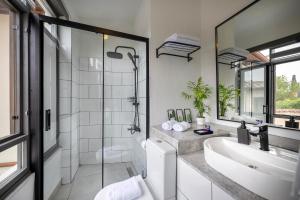 A bathroom at The Easy Rooms Verandah
