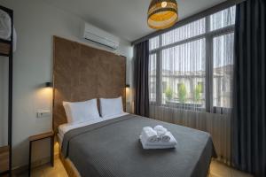 A bed or beds in a room at The Easy Rooms Verandah
