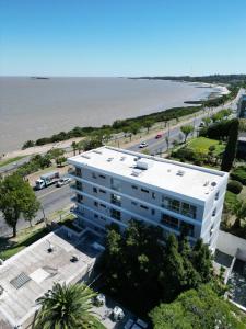 una vista aérea de un edificio y del océano en Rambla Sacramento - Paz frente al Río, en Colonia del Sacramento