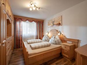 1 dormitorio con cama y ventana en Ferienwohnung Stock, en Kirchdorf in Tirol