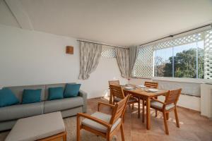 a living room with a couch and a table and chairs at Sweet Mavy Incantevole Dimora by Wonderful Italy in Porto Rotondo