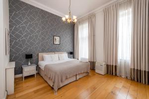 a bedroom with a bed and a wall at Queensgate Court in London