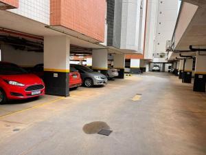 a parking garage with cars parked in it at Kit perfeita no Park Sul in Brasilia