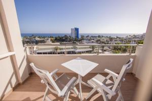 einen Balkon mit Stühlen, einem Tisch und Aussicht in der Unterkunft Servatur Alameda de Jandía in Morro del Jable