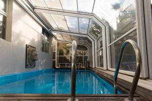 a swimming pool with a slide in a building at Olas Apart High Comfort in Villa Gesell