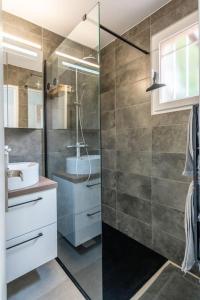a bathroom with a shower and a sink at Appartement vue mer Sainte Maxime in Sainte-Maxime