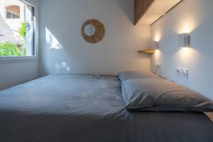 a bed in a bedroom with a window at Appartement vue mer Sainte Maxime in Sainte-Maxime