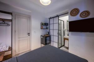 um quarto com uma casa de banho com uma porta e um espelho em The Easy Rooms Verandah em Antalya