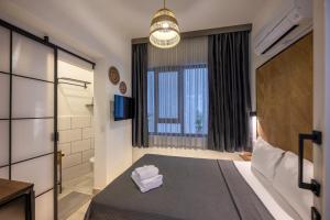 1 dormitorio con cama y ventana grande en The Easy Rooms Verandah, en Antalya