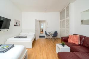 ロンドンにあるSoho Apartment Sleeps 4, Covent Garden & Leicester Squareのリビングルーム(ソファ、テーブル付)