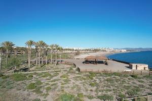 um pavilhão numa praia junto à água em TOYO Apartamento golf y playa em El Toyo