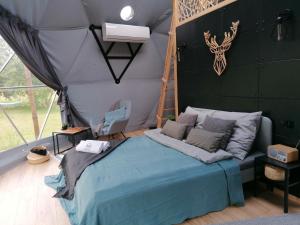 Postel nebo postele na pokoji v ubytování Glamping Kaszuby + 17 fotografií