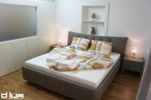 Un pat sau paturi într-o cameră la Apartment Zeller Lake & City Centre