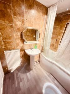 Charming 3-Bed holiday House in Birmingham في برمنغهام: حمام مع حوض ودش ومرحاض