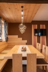 Televízia a/alebo spoločenská miestnosť v ubytovaní Casera Moda Luxury Chalet